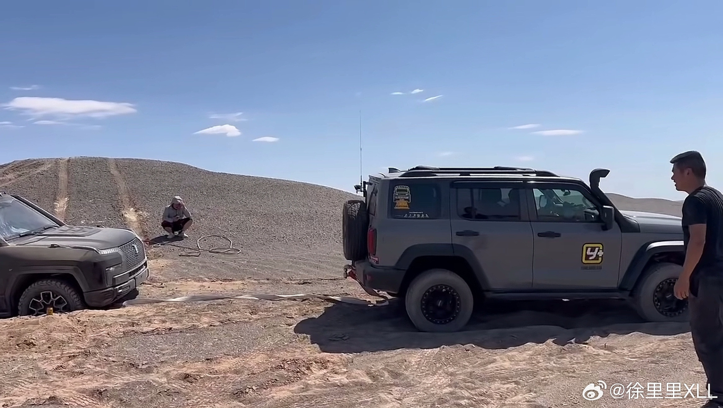 刷到个坦克300救援仰望U8的视频。首先批评坦克300车主。拖车资质那个中央拖车