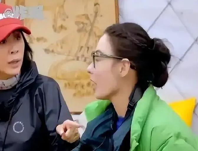 前夫家突然点名她镜头里刘嘉玲一句“谢家怎么看你”砸下来，全场安静。张柏芝只