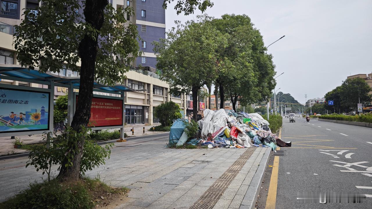 怎么说呢？还是那句吧，细节决定成败。坐标碧桂园豪庭公交站！这一堆东东堆在路边起