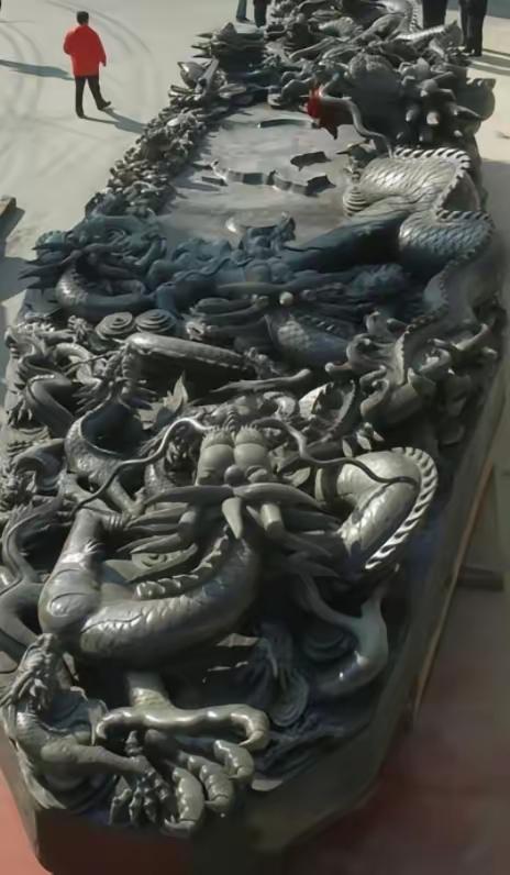 1991年夏，河北易县一个偏僻小山村里，60多岁的老李头扛着斧头，顶着烈日上山砍