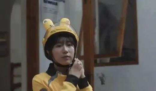 央视找了一个女演员拍了一个外卖员的视频，本意是想传播生活中的温暖、生活充满希望这