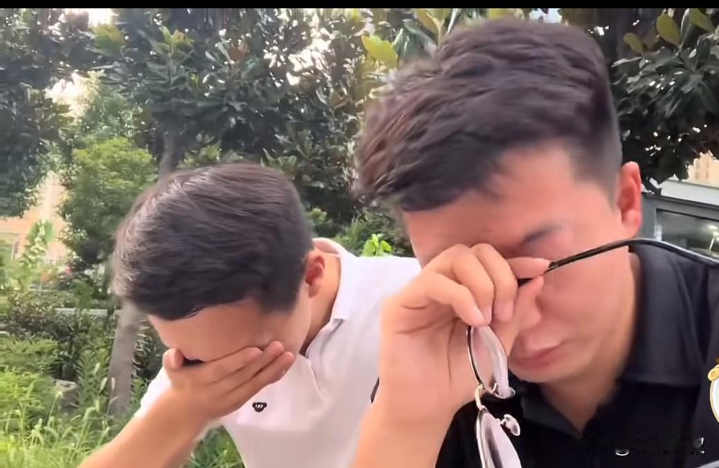 两个小伙街头痛哭，说结婚一年已经不堪重负想离婚了。刷到一个视频，两个年轻小伙