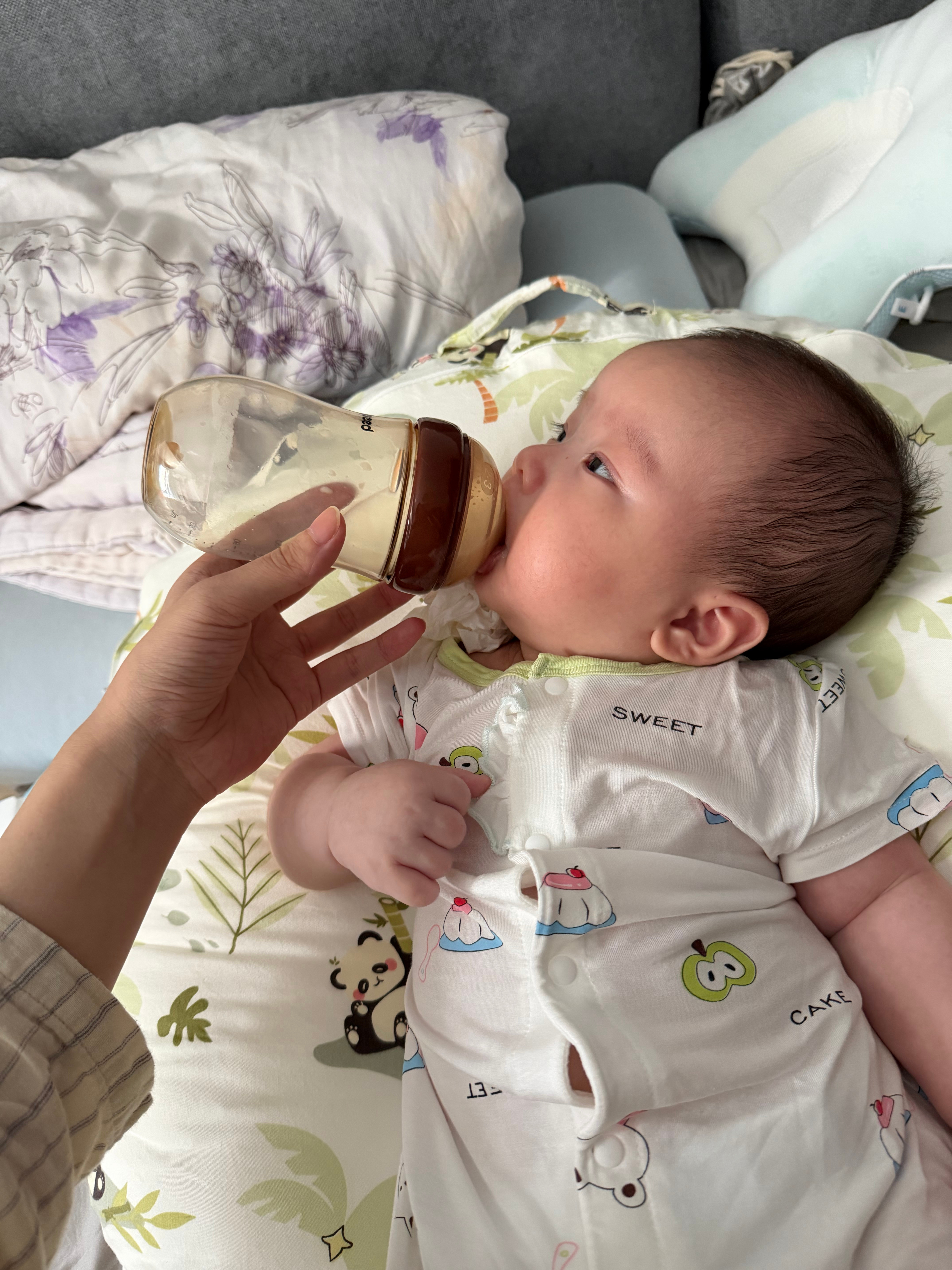 孩子回广西开始就不吃奶瓶了，一碰奶嘴就哭。试了千万种方法还在家里跟婆婆老公发疯吵了好几天，怪他们在孩