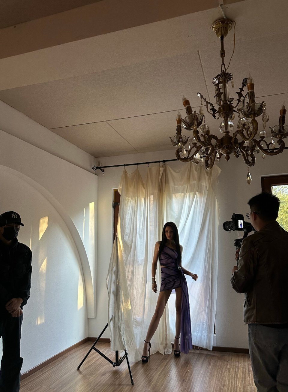 彭小苒紫色包臀裙太绝了，扭胯那个媚劲简直媚到骨子里！男人谁能顶得住？彭小苒媚骨