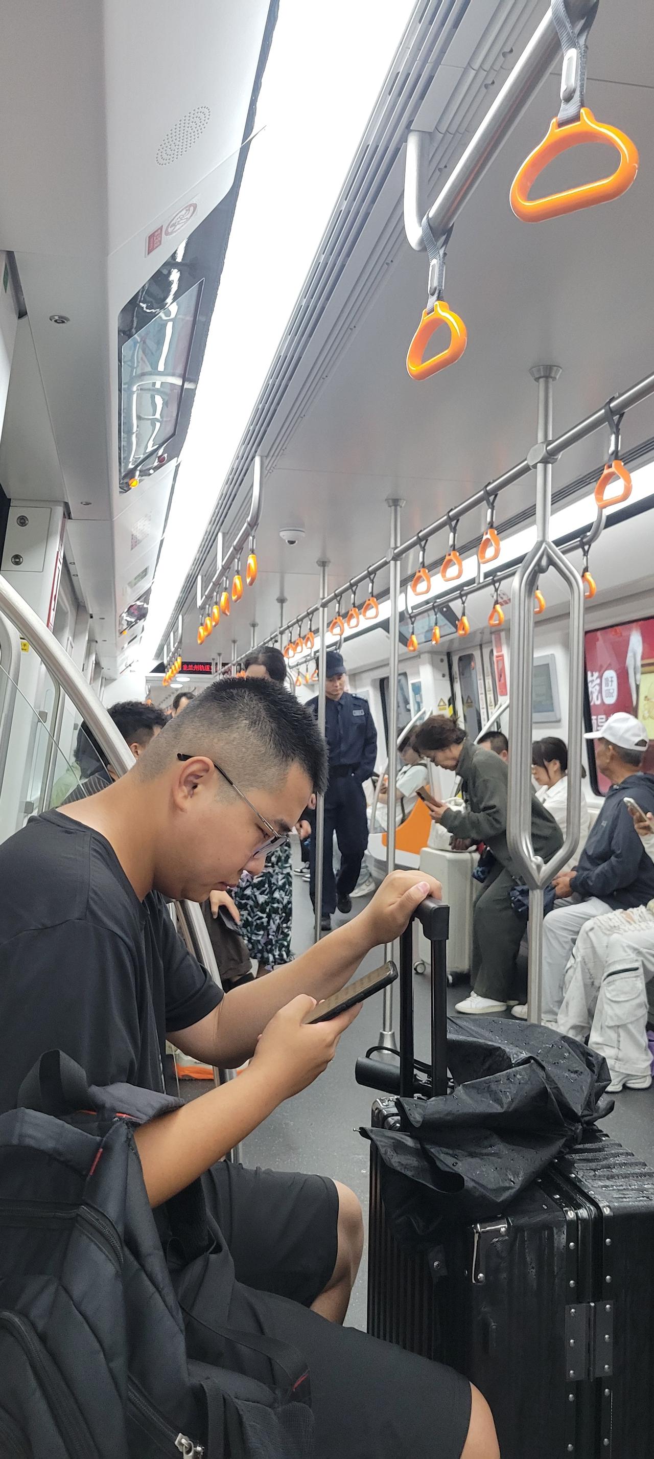 此时此刻，兰州下着大雨，由于是周末，兰州地铁二号线雁白大桥始发站已经上满了乘客，