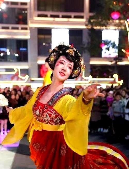 没想到啊，全网刷屏的“不倒翁小姐姐”，这回自己把桌子掀了！正式官宣离职，说实话