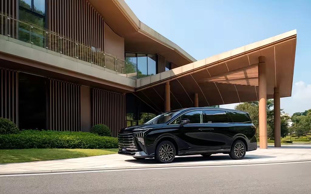 今年的MPV市场，东风的表现堪称惊艳！旗下星海V9作为豪华MPV双子星之一，用硬