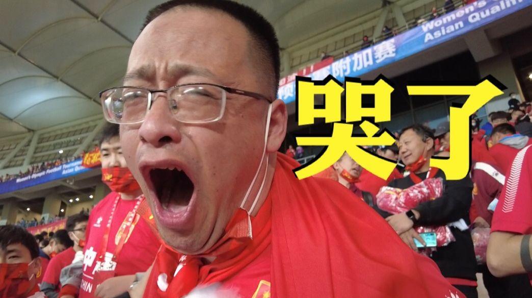 国足再弱也轮不到业余足球挑战？当南通联队的老板举着