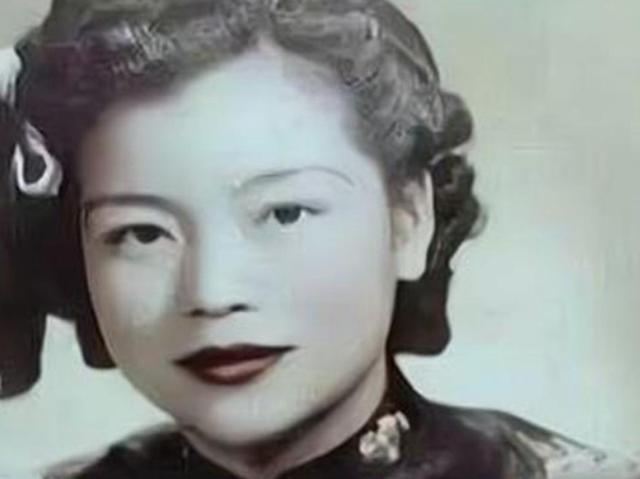 1976年北京护城河边发生了一件让人意外的事，一位白发老妇投水身亡。打捞上来后人