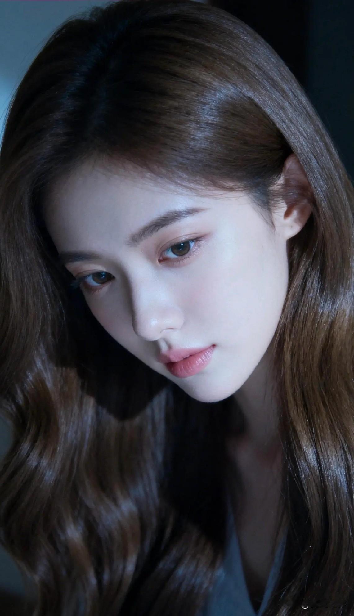 光之影沉静的眼眸，温柔的发丝，如梦似幻的氛围温婉眸光眸光浅笑