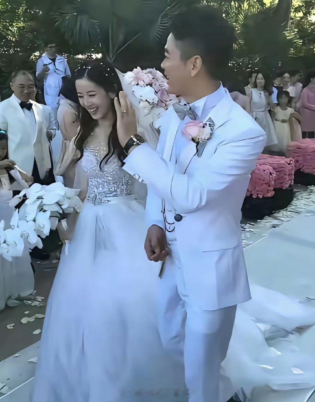 刘强东当年结婚时真的幸福满满啊！