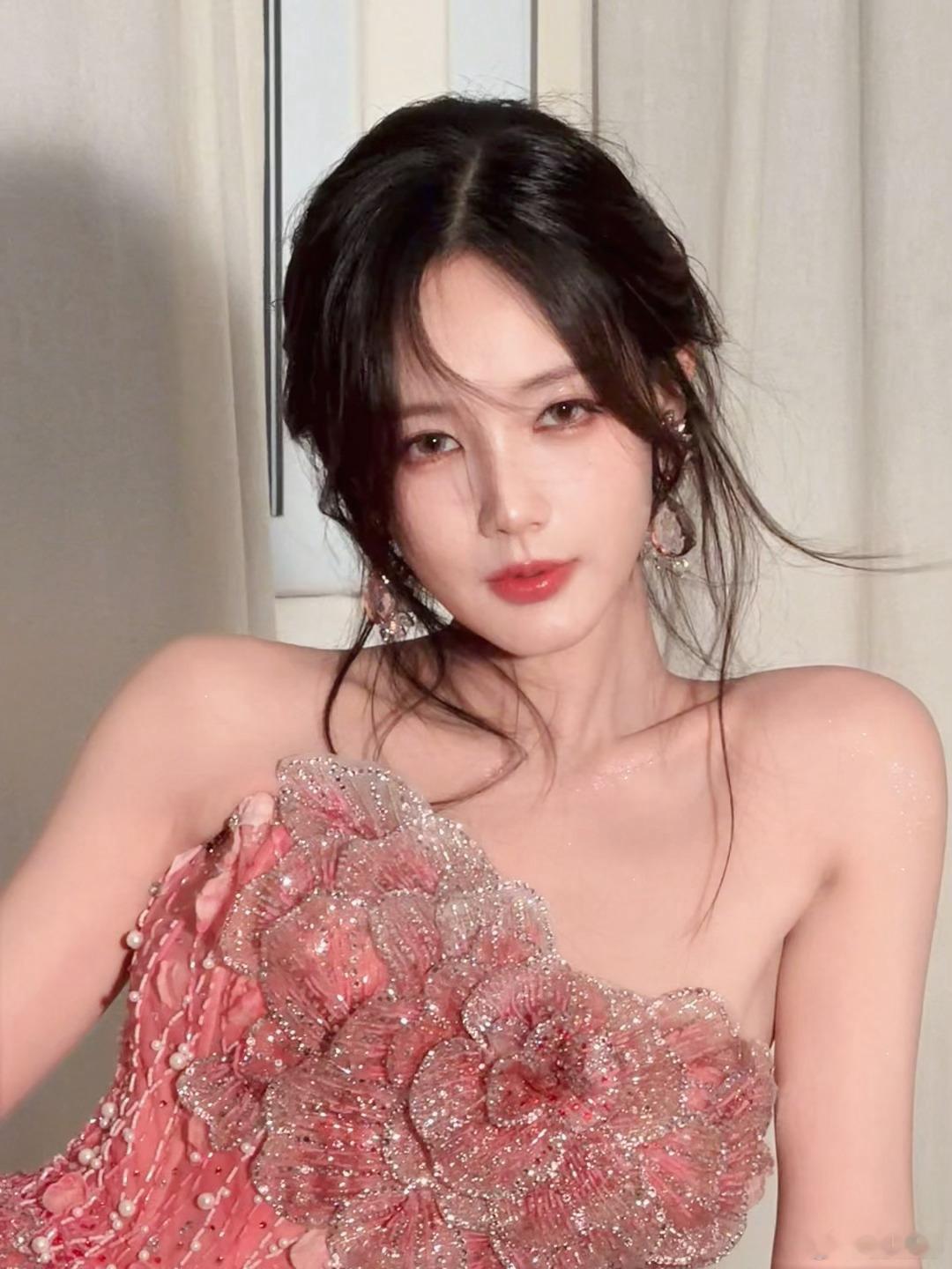 李一桐清瞳现代装李一桐清瞳现代装也是好美的呀。咱们李一桐古装现代装，都能够撩