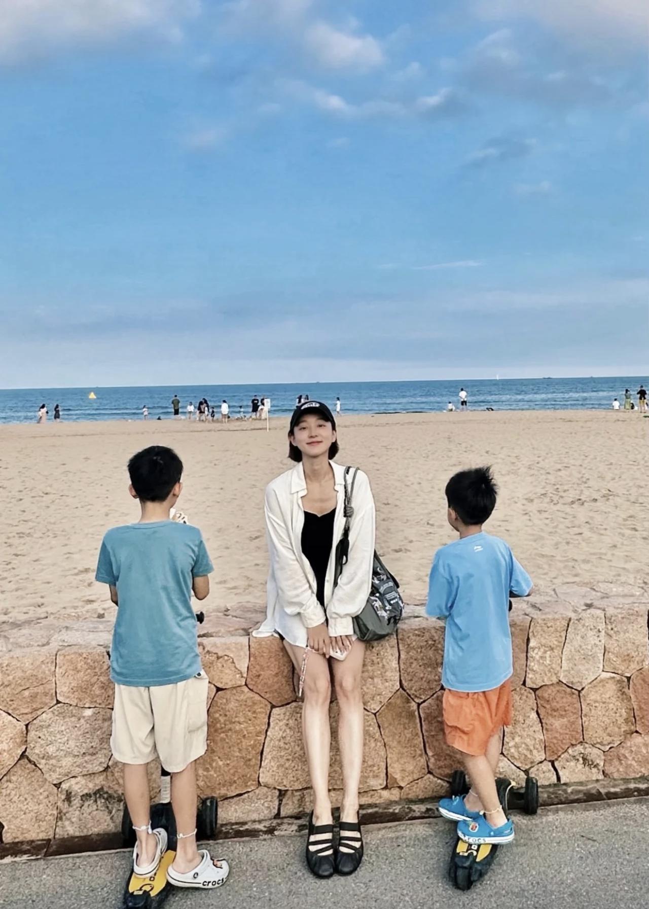马龙老婆、37岁夏露带俩儿子去阿那亚，晒母子合影像姐弟，她身材超好，腿太细了瘦的