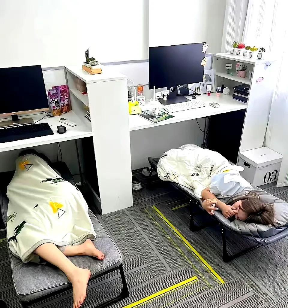 同样是午休，折射出来的是两种人生境遇。大学毕业的有空调吹，每月五千，有社保、有公