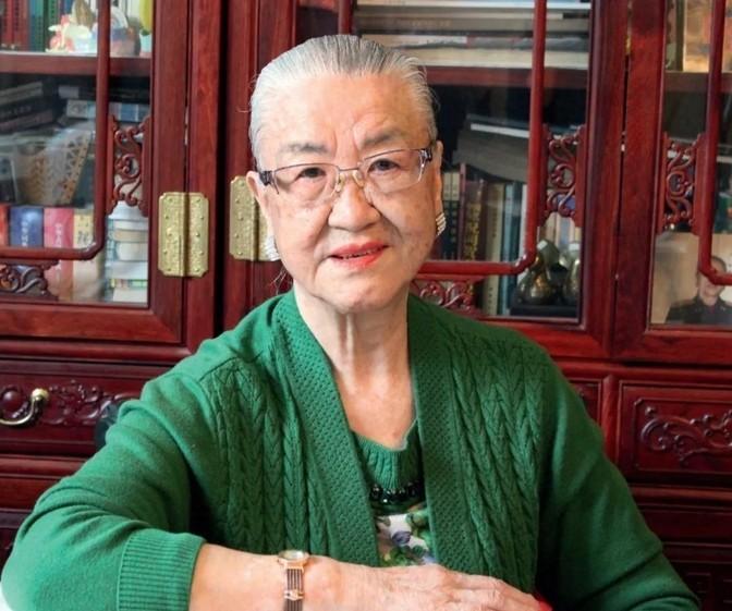 1986年，中央一条“高干子弟一律不准经商”，使得原国防部长耿飚的长女，一夜之间