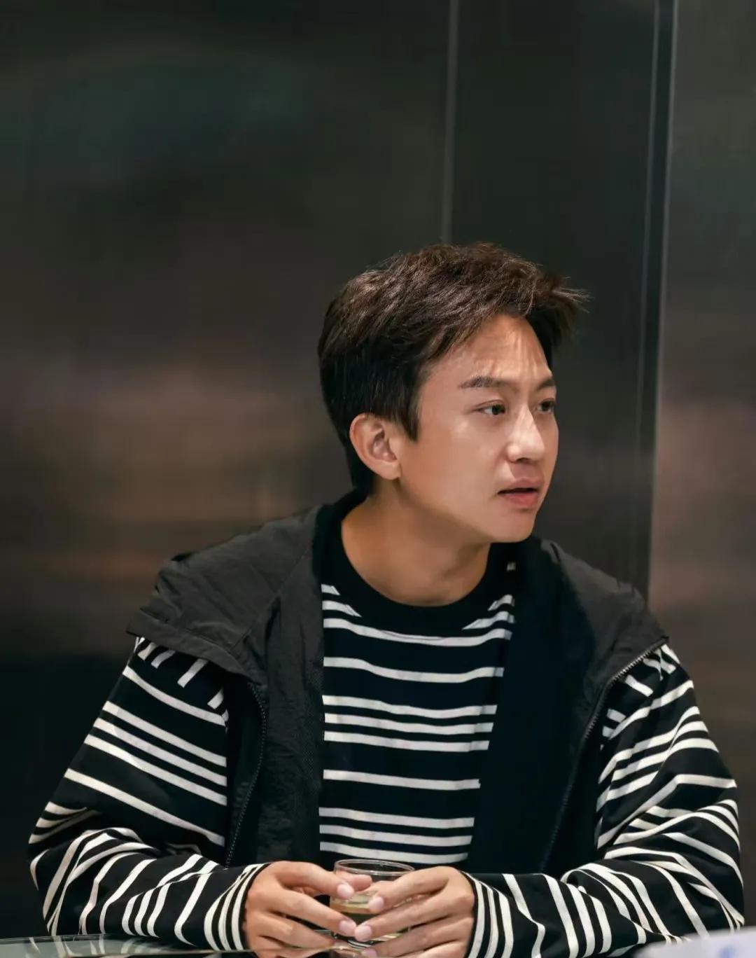 一觉醒来喜欢邓超和不喜欢邓超的都沉默了万万没想到，在人群面前那个大大咧咧的邓