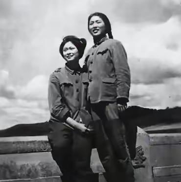 1970年，17岁知青马明辉在河边，不小心看见个陌生姑娘洗澡。他赶紧道歉。姑娘却