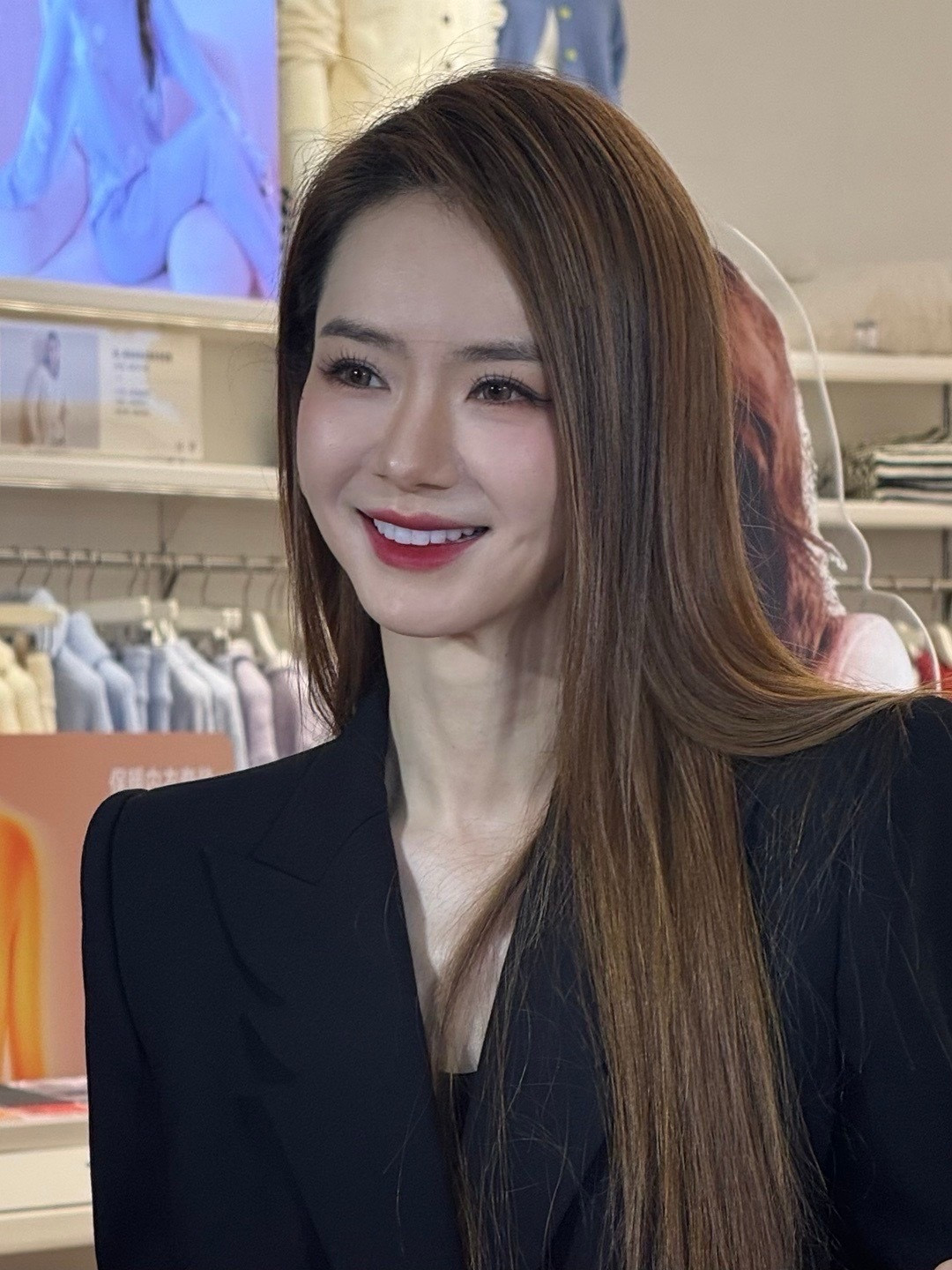 生图美貌震撼全场！戚薇用allblack造型诠释什么是时尚女王，丝袜长靴的搭配