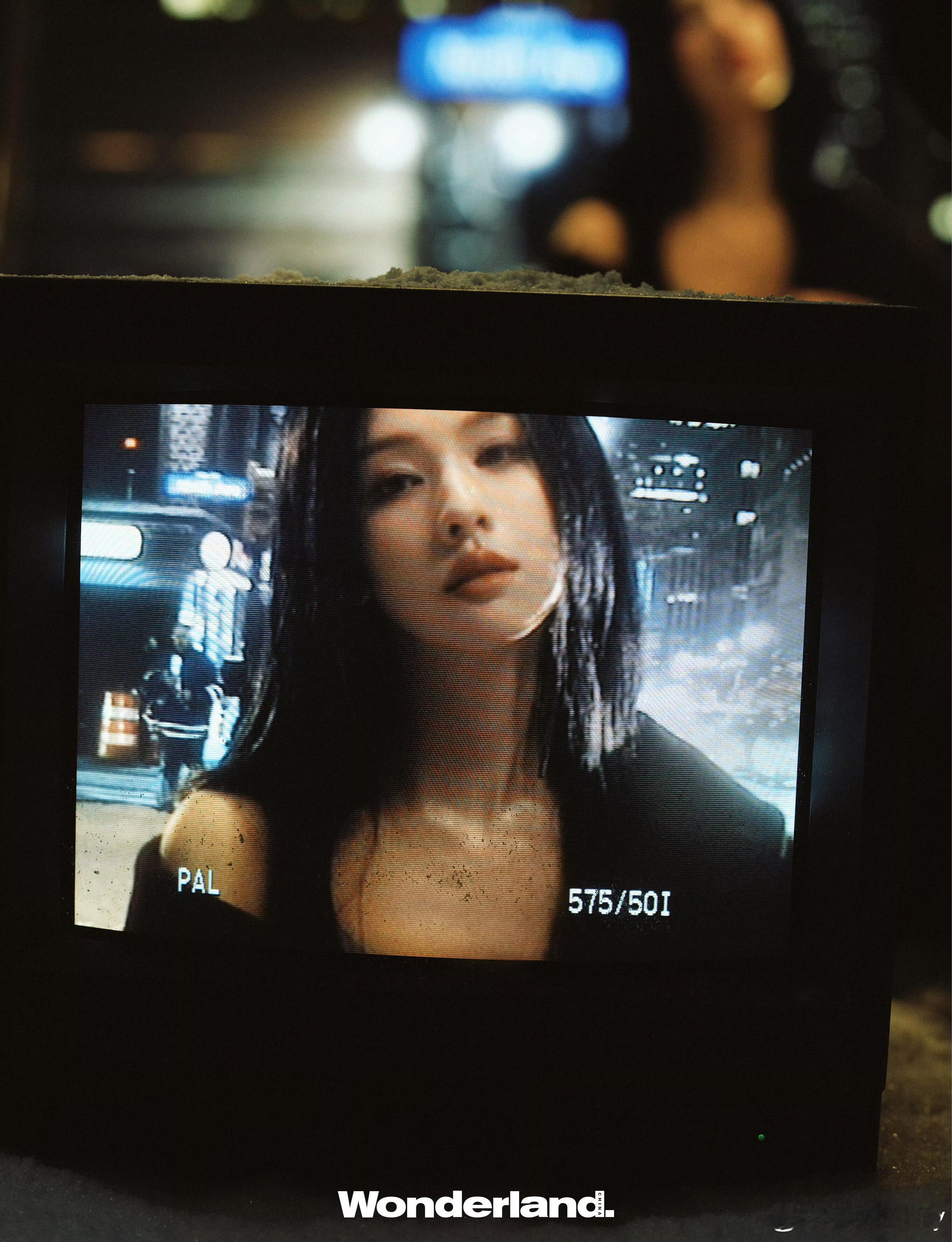 陈都灵解锁《Wonderland.》中文版十二月闭年刊双封面，身着LOEWE与