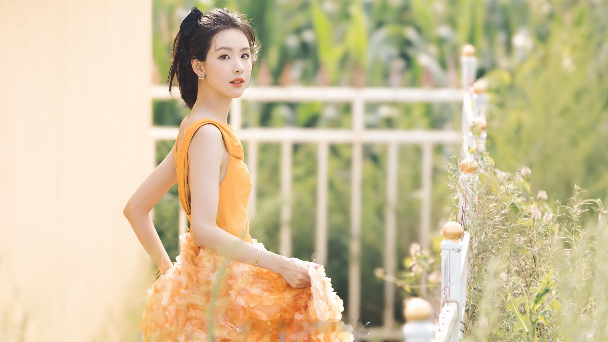 陈都灵甜美穿搭写真