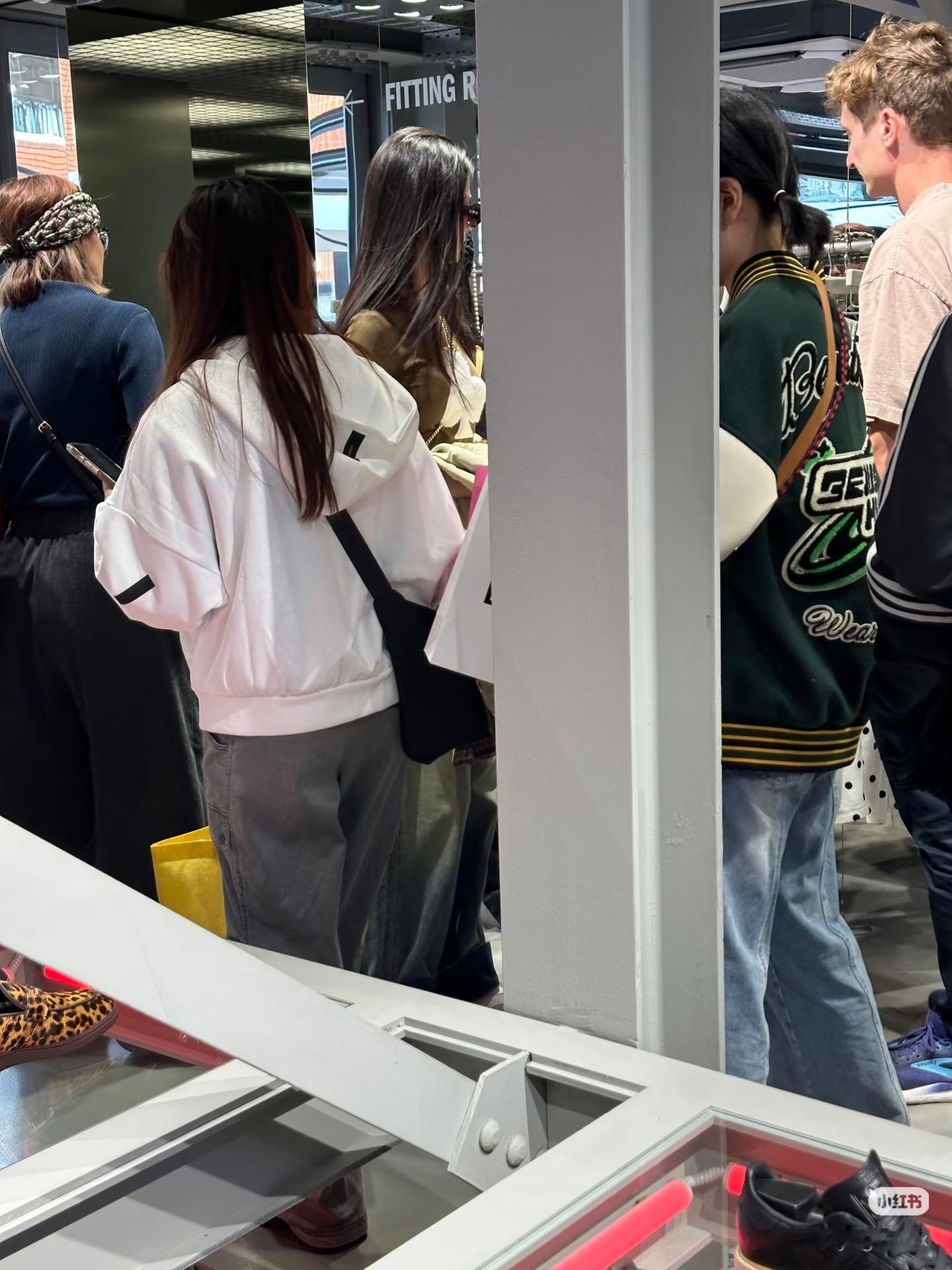 韩国圣水洞偶遇王楚然，玩得开心🥰🥰