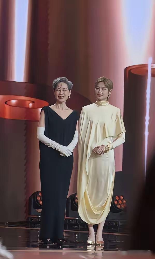 辣评｜叶童李宇春同框：真正的气场，从来不是靠奇装异服堆砌北影节这张同框，直