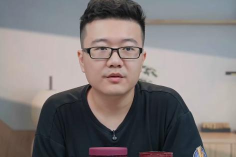 笑死我了！莱维说：鳗鱼还没打完，马琳就收拾好包，去莎莎的9号桌了。因为鳗鱼打