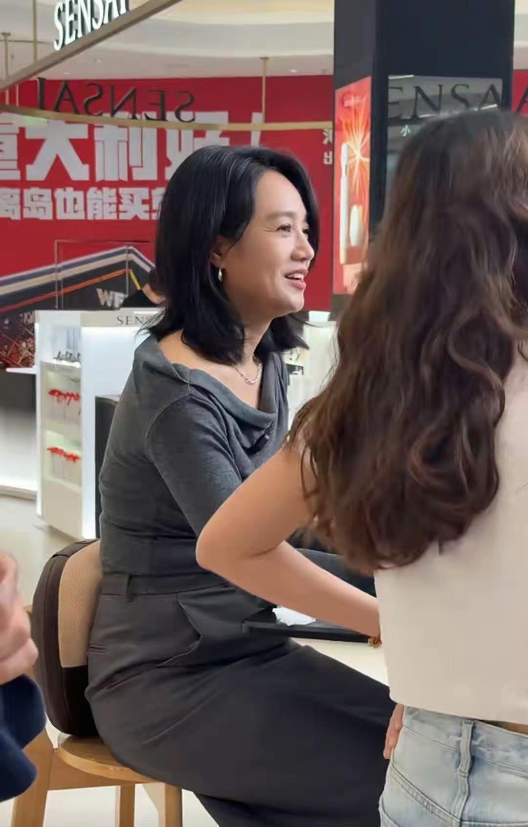 海南偶遇朱丹！明星也逃不过“坐姿肚”，网友：瞬间不焦虑了网友在海南偶遇朱丹