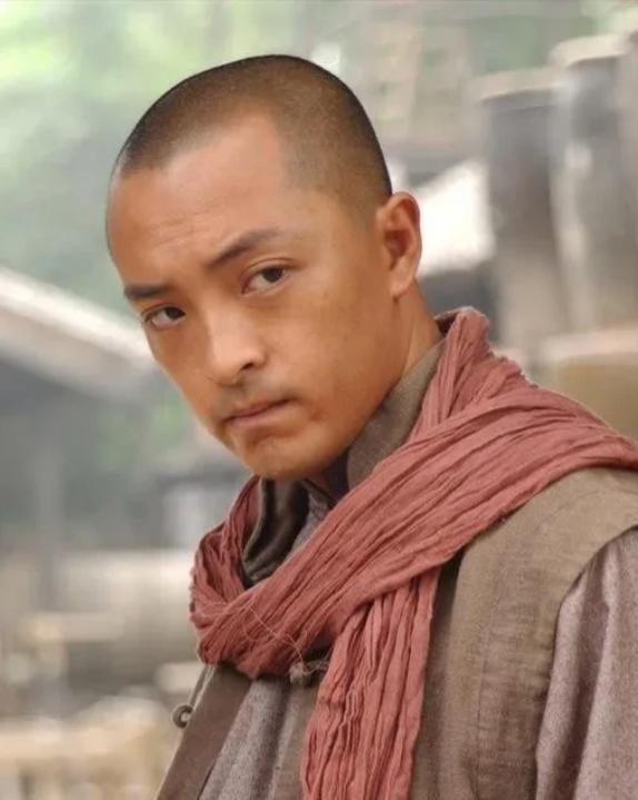 2006年，电影《天狗》开机都一周了，男主角还是迟迟进入不了状态。导演戚健和制片