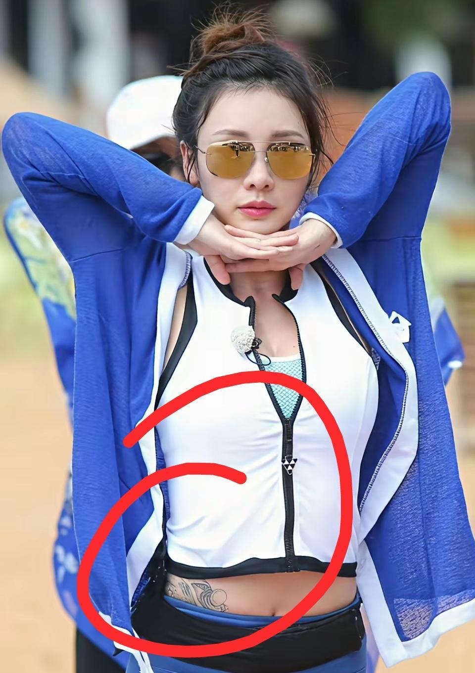 柳岩把婚戒焊进事业线：42岁，0绯闻，腰上藤蔓爬满票房。那道纹身不是装饰，是手