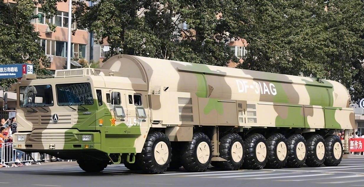 今年春晚真的太有分量了，那个盖着伪装网的大家伙一出来，懂行的朋友一眼就认出来了—