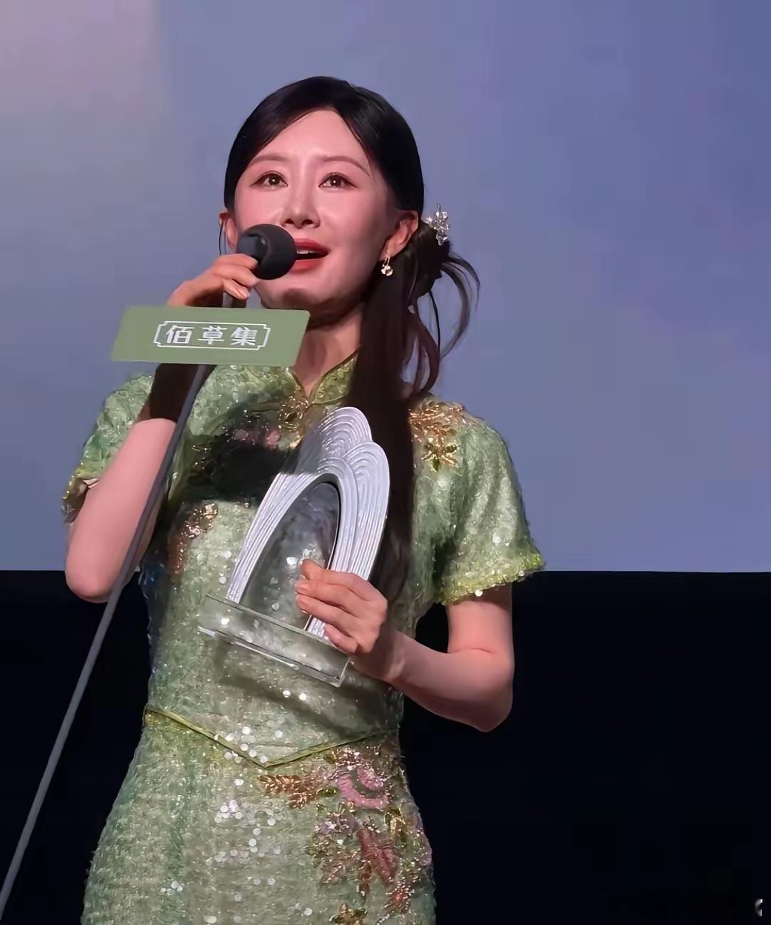 舒畅啊，舒畅，千不该万不该，脸还没恢复就出来营业，现在都在说你是蜡像脸，简直不忍