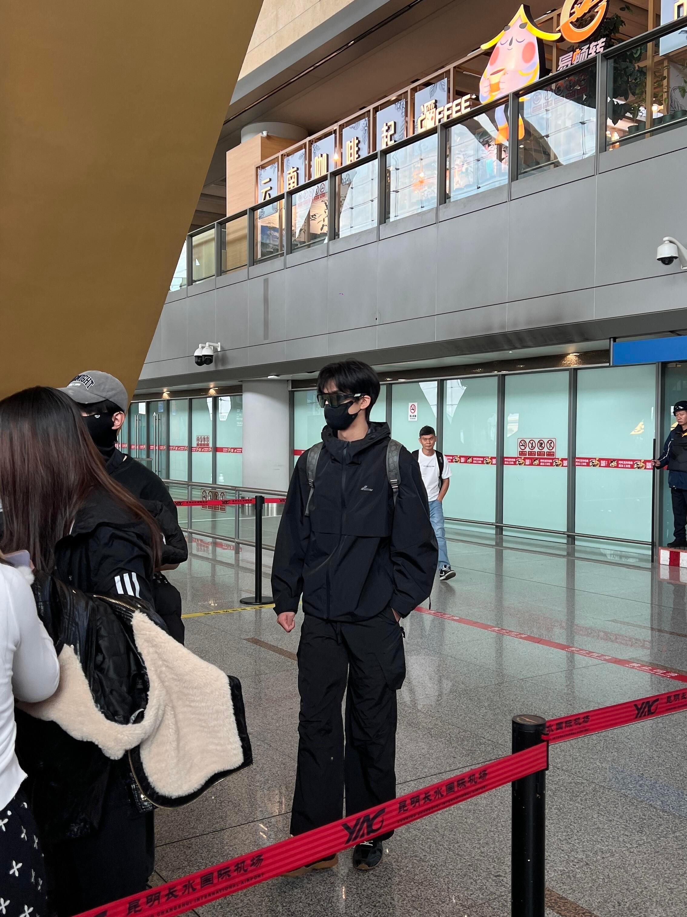 宋威龙握紧的手是i人最后的倔强笑死，宋威龙今天转机有好多人来接机，全程攥紧右手