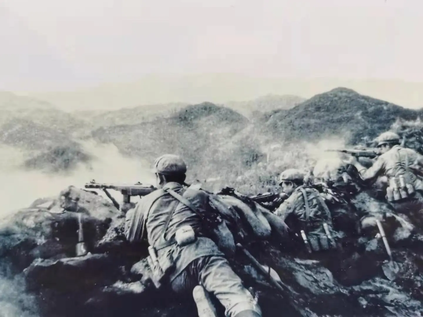 1952年，在上甘岭战场上，一位首长打电话到前线慰问战士们，却被通信兵怒怼打断，