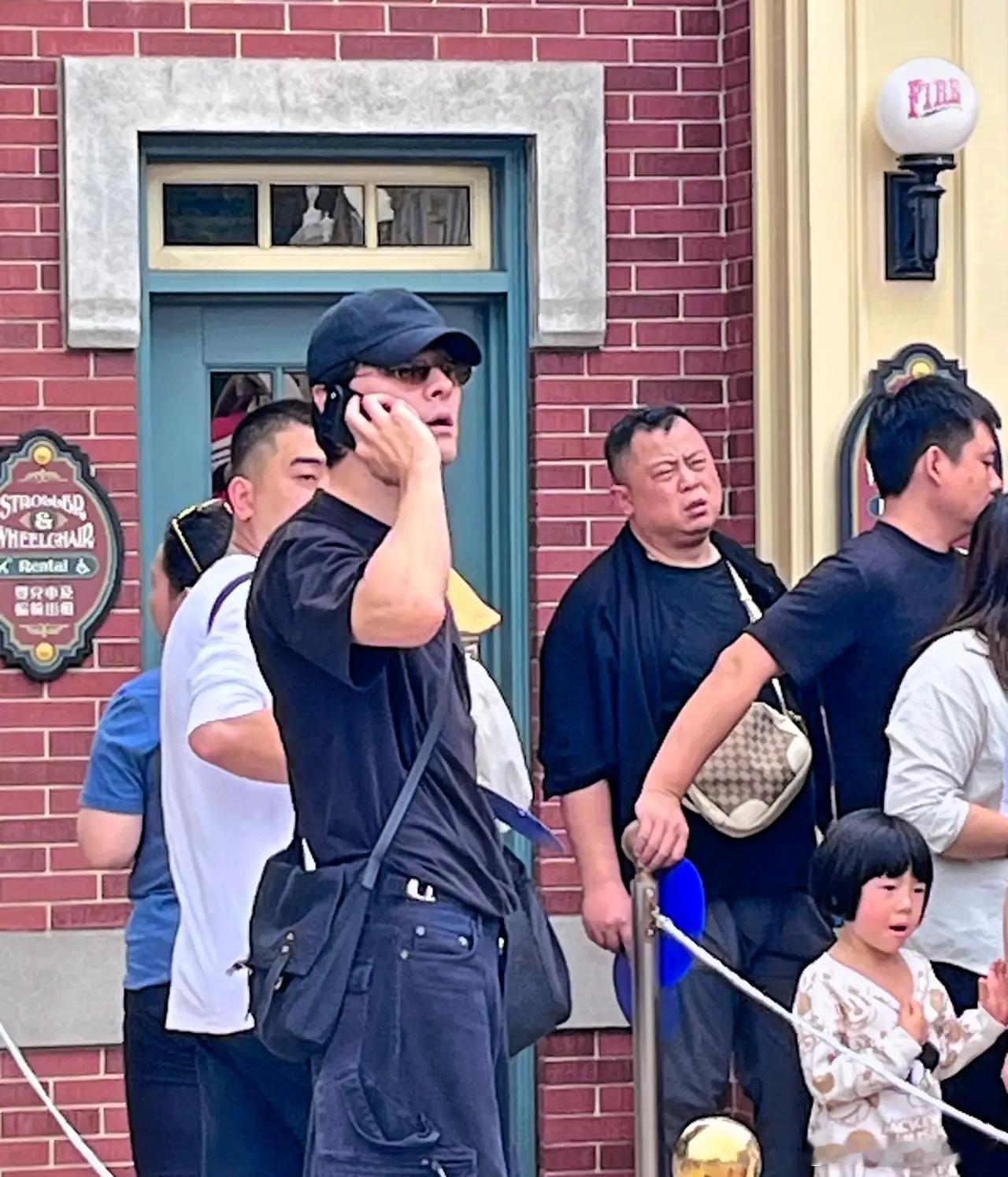 有网友在香港迪士尼偶遇张雨剑吴倩，两人带着宝宝在玩！之前他俩离婚，他还被网友骂没