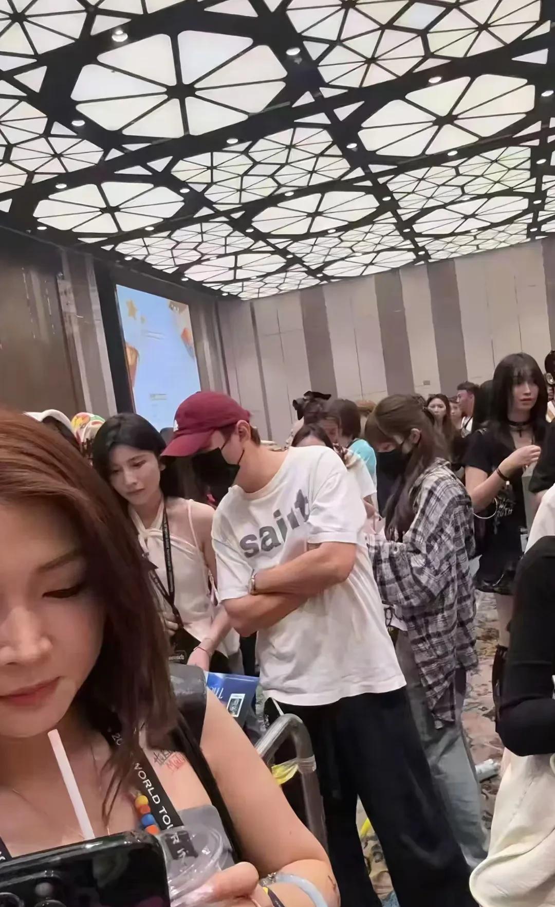 王思聪回国看权志龙演唱会，身边依然是少不了的美女。他这去日本一年多最大变化就是