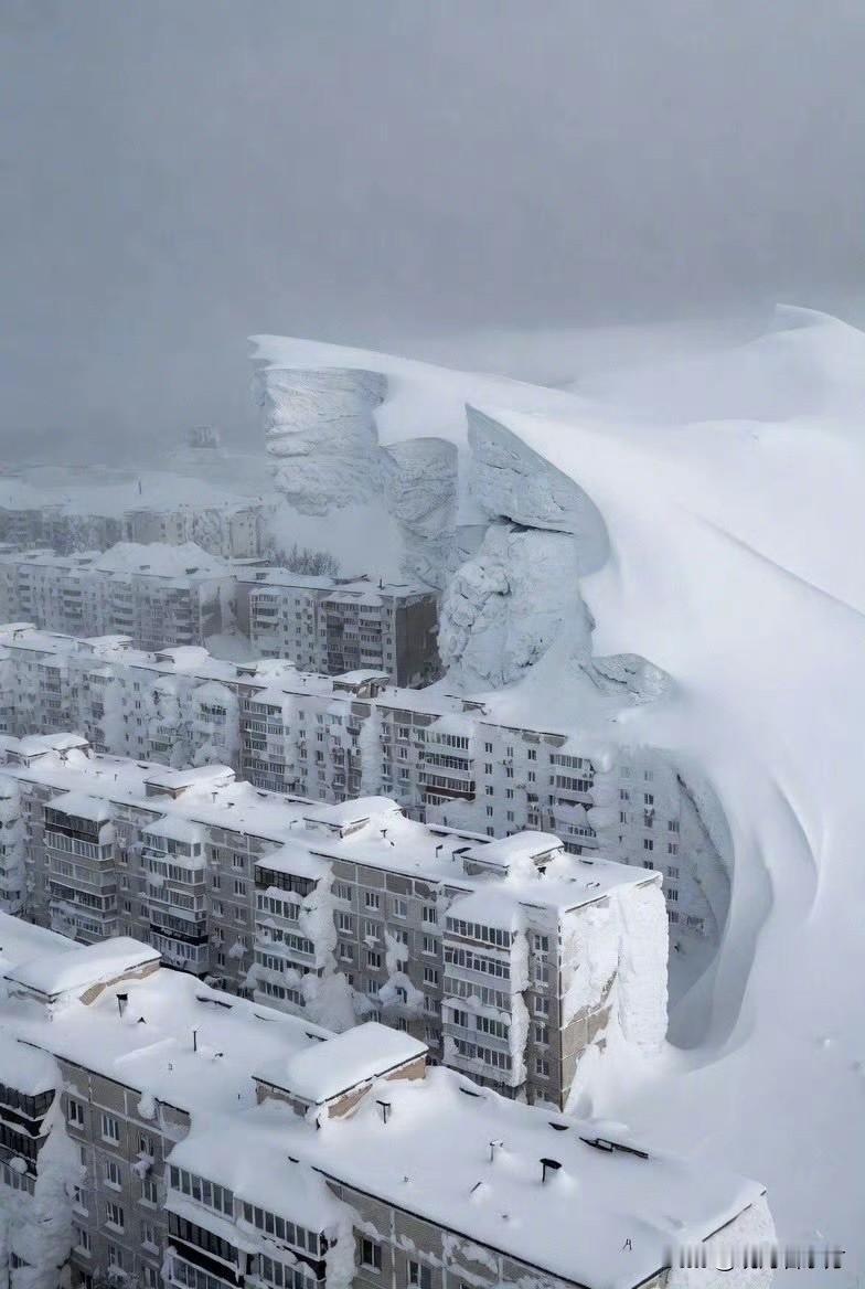 无人机拍摄的堪察加半岛暴雪的“杰作”——很难想象当天当地人什么心情。