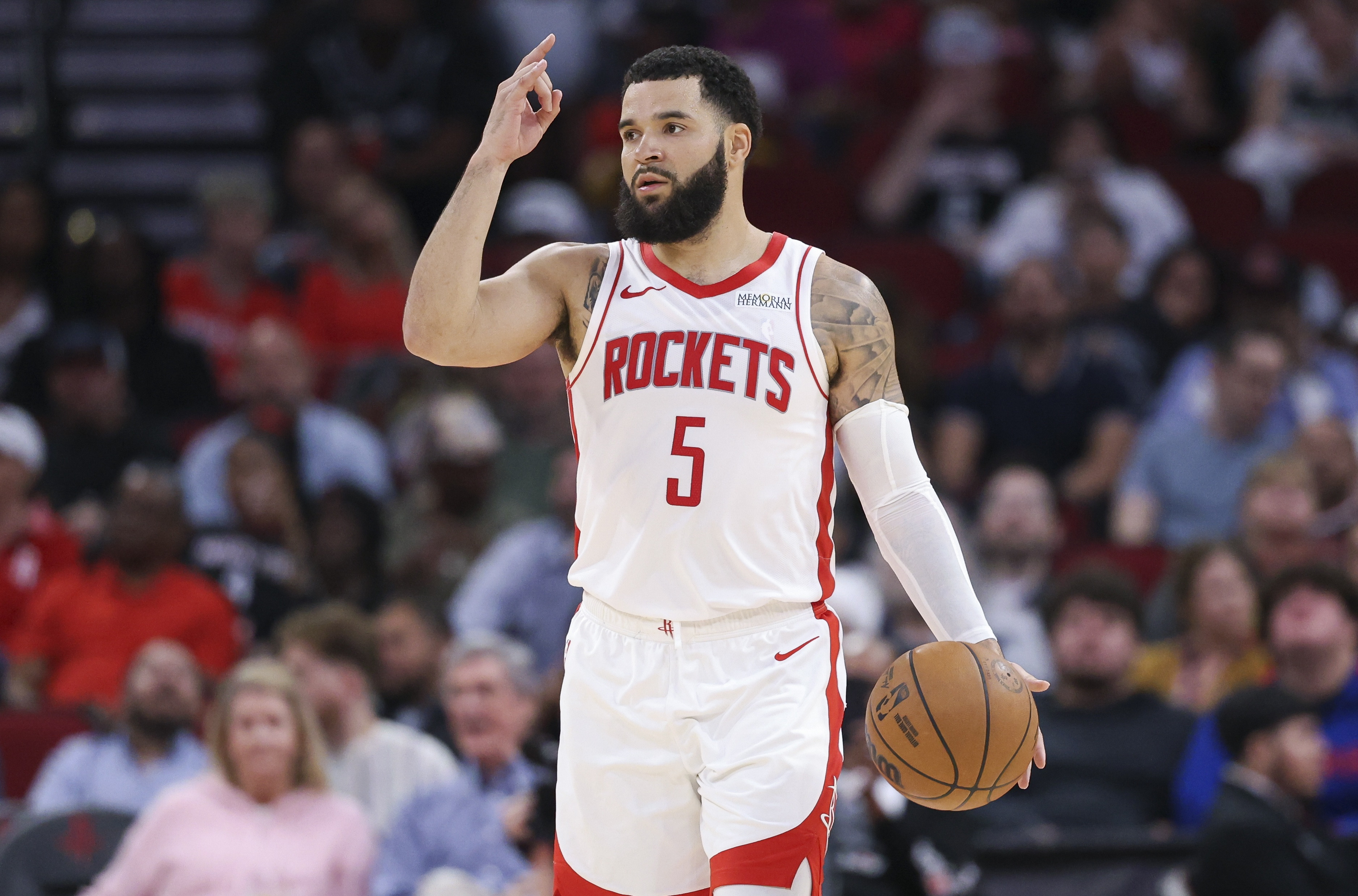 一年前，谢泼德刚来火箭队的时候，被认为是火箭队自己的“库里”，然而一年过去了我们