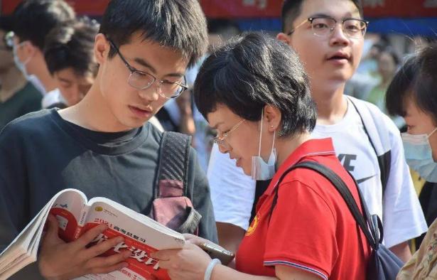认知被彻底刷新：“985”竟然输给了“铁饭碗”。今年，大批600分以上考生扎堆涌