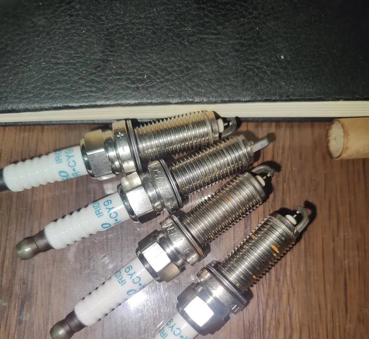 这是从丰田雷凌双擎跑十万公里拆下来的火花塞，洗干净就是这样子了，请问还能要吗？