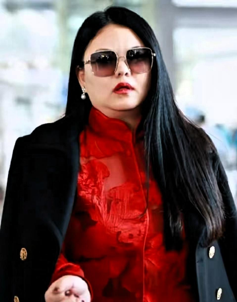 昨晚酒局，一位体制内的老友给我透了个底，听完后背一凉。李湘这事儿真不是什么