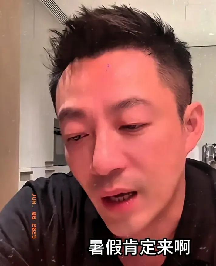 汪小菲最近直播时有网友问俩孩子暑假回不回北京，他直接说"肯定回来，这是他们的家"