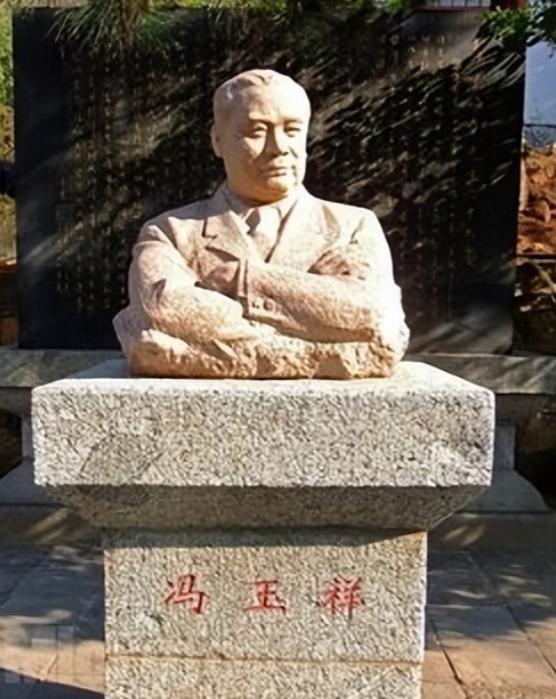 1948年，冯玉祥开始人生最后一次倒戈，坐船回国，船上失火，冯玉祥马上丢下老婆孩