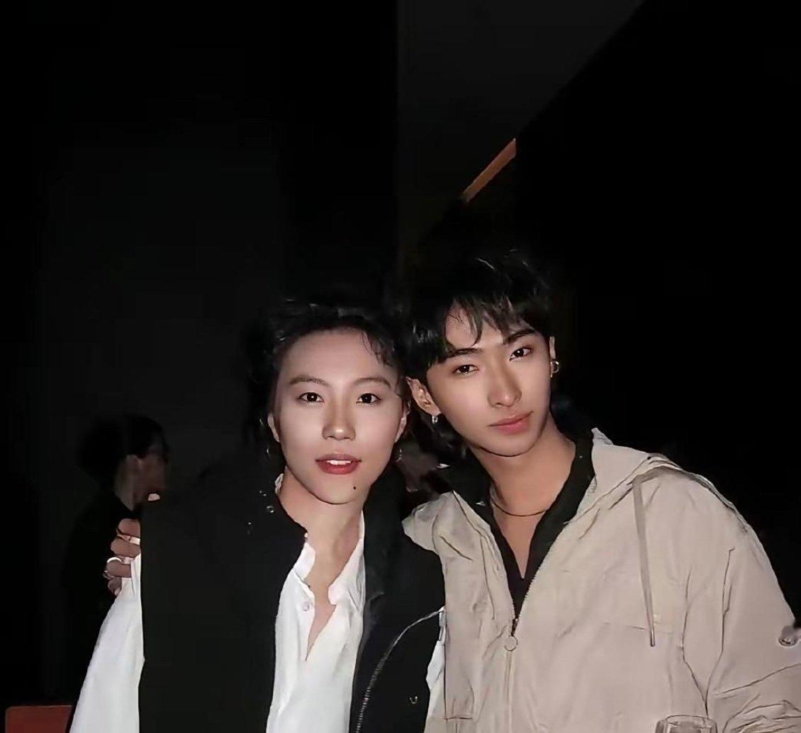 伊能静的儿子和王菲的女儿同框啦！一个是在自由教育下成长，个性张扬，对时尚和艺术有