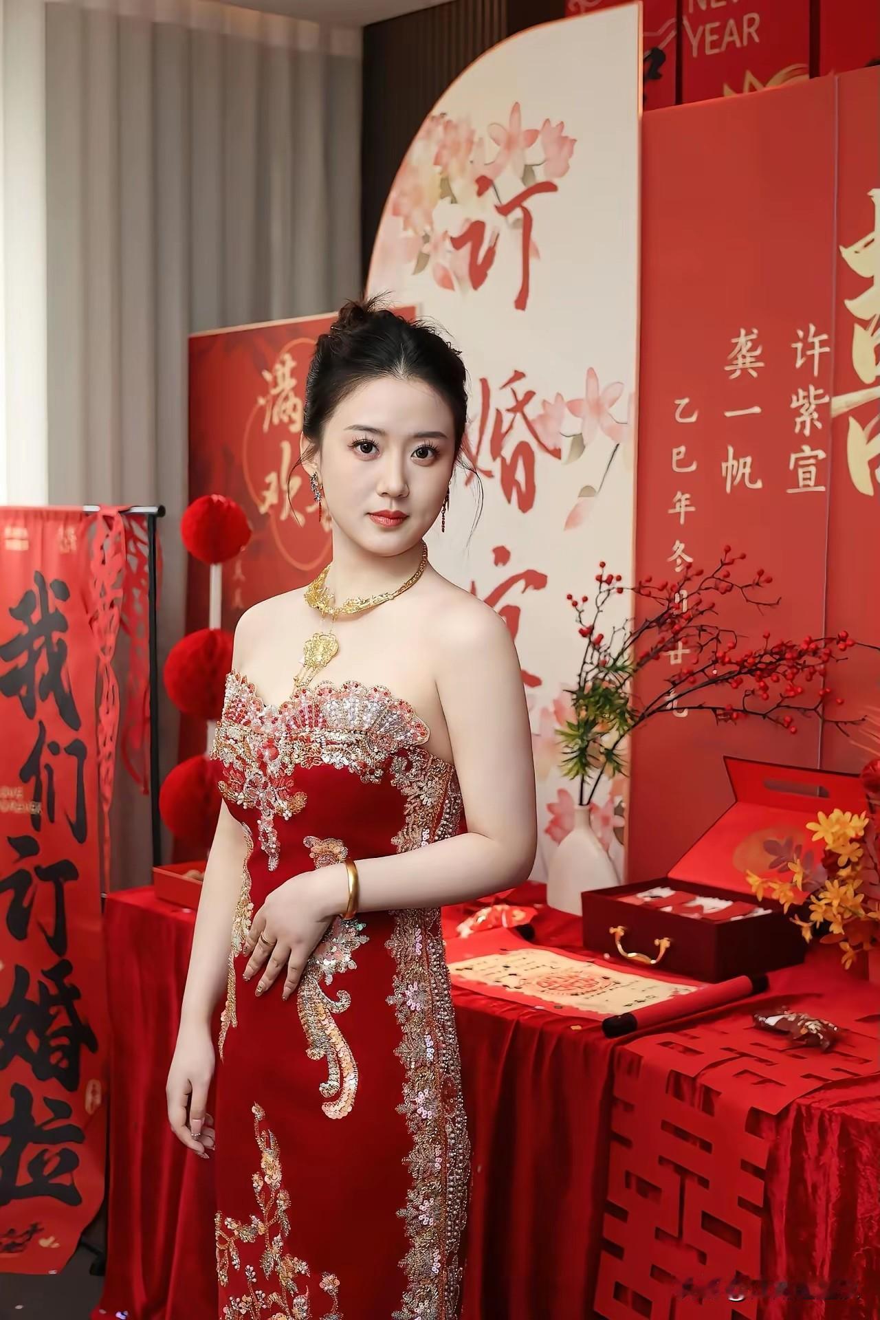 今天去参加闺蜜的订婚宴，看到她一袭红裙站在满是“囍”字的布置里，眼睛亮得像星星✨