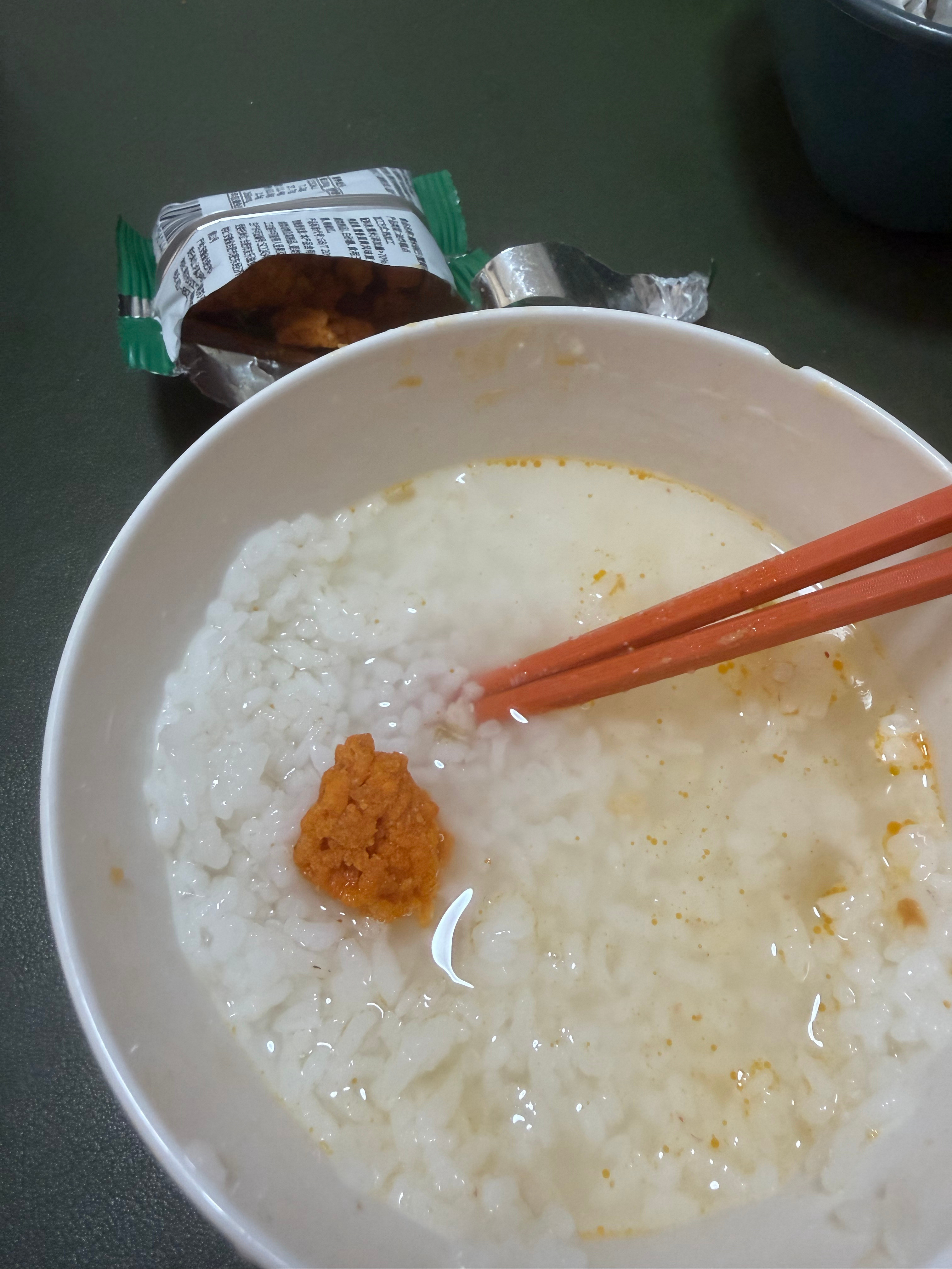 今天的午饭是：开水烫隔夜饭，配零食小锅巴​​​