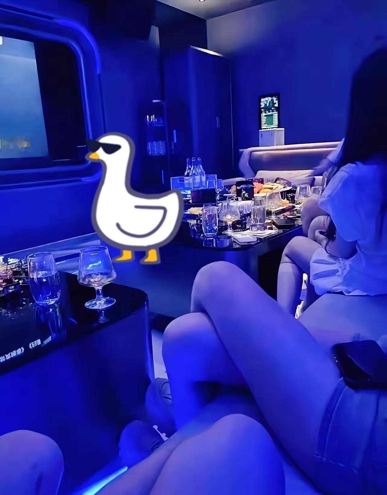 别觉得KTV上班的姑娘都是走捷径的！这行的现实比你想的扎心多了，多数姑娘都是没背