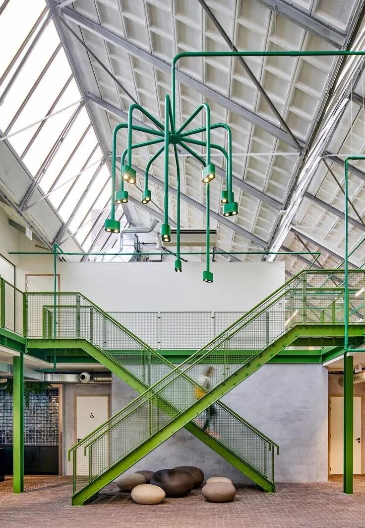 改造项目的灵魂主角｜楼梯的涅槃重生在改造项目中，楼梯往往是最动人的一笔。它不只