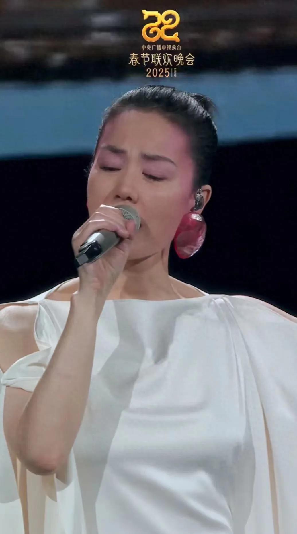 1998年，王菲与那英演唱《相约九八》2010年，王菲独唱《传奇》2012年