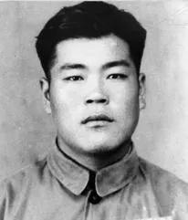 那天李连长带着人往那托村走，天上雾thick，地上泥滑，没人想到一张1940年